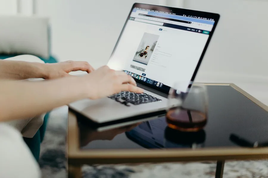 Ordinateur portable sur une table avec un café